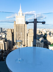 Obraz premium high-rise building of the Ministry of Foreign Affairs in Moscow through a glass of champagne 