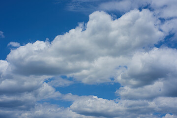 Obraz premium Big fluffy clouds in a dark blue sky