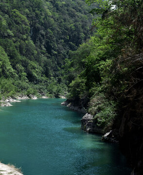 Paisaje relajante con vista al agua azul