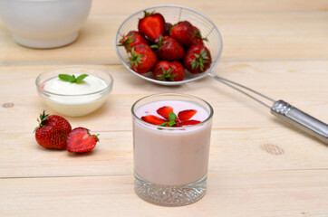 strawberry yogurt and ingredients for making it