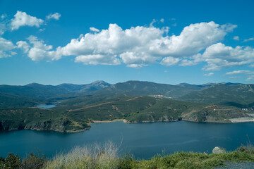 Naklejka na ściany i meble Lago grande entre las montañas , embalse en la sierra , vista aérea del embalse, vista de la presa en la montaña