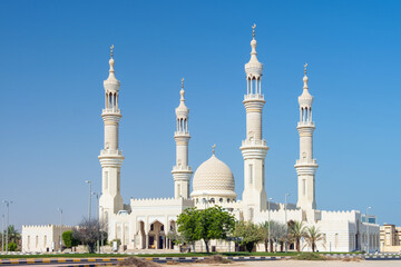 Fototapeta na wymiar view to central arabic mosque in center of Ras Al Khaimah city in UAE