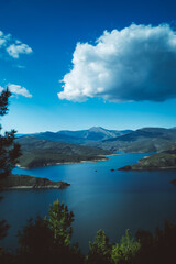Fototapeta na wymiar Lago grande entre las montañas , embalse en la sierra , vista aérea del embalse, vista de la presa en la montaña