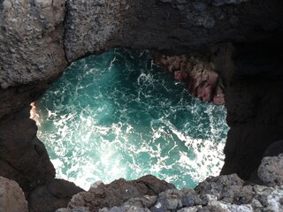 Blick durch den Felsen auf die Meeresbrandung
