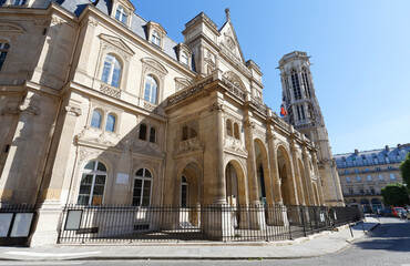 The town hall of the 1st district of Paris is a striking eclectic building .