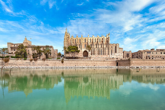 Kathedrale La Seu von Palma de Mallorca und dem K&ouml;nigspalast La Almudaina mit dem Parc de la Mar