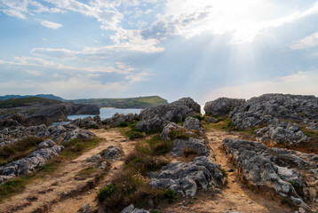 Fototapeta na wymiar Path between rocks on a cliff