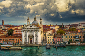 Naklejka premium Venedig mit Gewitterwolken