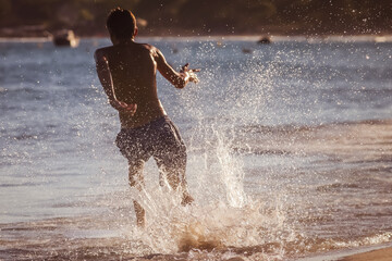 Le skimboard ou la planche de plage1 est un sport de glisse qui consiste à surfer sur une vague en se lançant de la plage. Le nom vient du verbe anglais to skim (écumer, frôler) et de board (planche) - obrazy, fototapety, plakaty