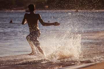 Le skimboard ou la planche de plage1 est un sport de glisse qui consiste à surfer sur une vague en se lançant de la plage. Le nom vient du verbe anglais to skim (écumer, frôler) et de board (planche) - obrazy, fototapety, plakaty