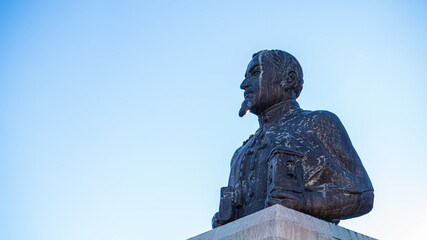 Obraz premium Estatua en la ciudad de Cusco con cielo azul de fondo.