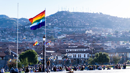 Bandera del tahuantinsuyo en la plaza de armas de Cusco, Perú. 