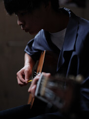 ギターを演奏する人