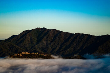 朝焼けの中に浮かび上がる天空城