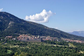 Fototapeta na wymiar Village in the valley, monasterio del Escorial