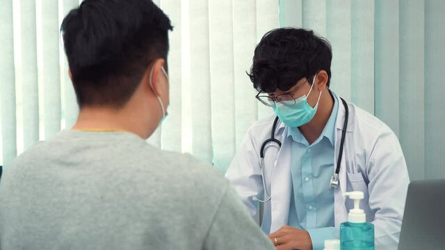 Doctors are explaining the treatment of a patient's illness while wearing a mask during the epidemic.