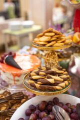 Fototapeta premium sweet cookies at a business lunch in a restaurant.