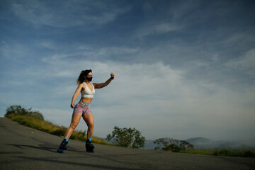 mulher brasileira fazendo exercícios ao ar livre com patins