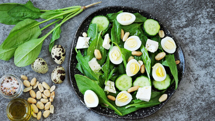Obraz na płótnie Canvas Super salad with spinach and quail eggs. Healthy diet. The keto diet.
