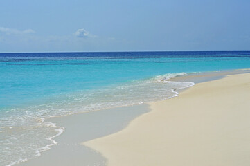 Fototapeta na wymiar Sea waves run overwhelmingly on sand beach in Maldives
