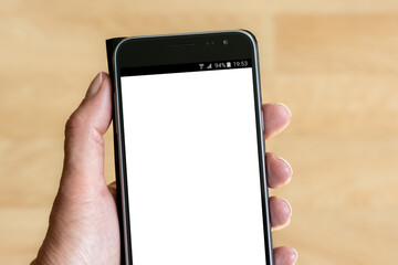 Main de femme tenant un téléphone portable avec fond blanc pour texte libre