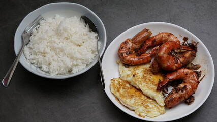 rice with fried eggs and shrimp garlic