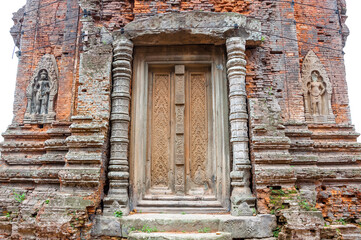 Fototapeta na wymiar Ancient buddhist khmer temple in Angkor Wat, Cambodia. Lolei Prasat