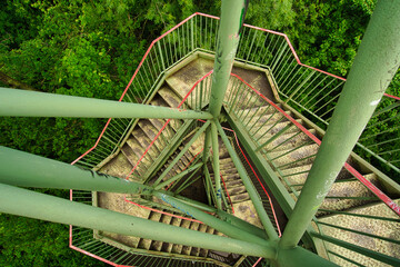 Fotografie von einer Wendeltreppe, welche dazu dient um auf den Wackelturm in Leipzig hinauf zu...
