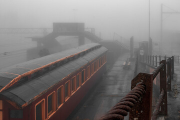 Trem antigo em uma dia nublado e chuvoso com neblina e névoa em Paranapiacaba, São Paulo