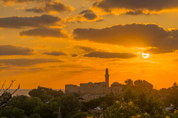 Obraz premium Sunset view of Sidna Ali Mosque and the Mediterranean Sea