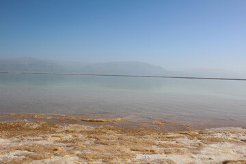 Totes Meer in Israel mit Salzsteg sowie Salzstrand