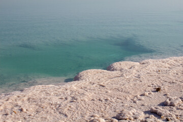 Totes Meer in Israel mit Salzsteg sowie Salzstrand