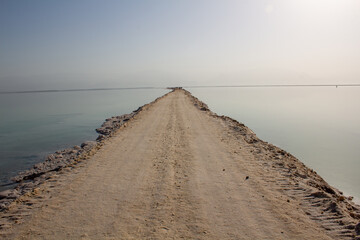 Totes Meer in Israel mit Salzsteg sowie Salzstrand