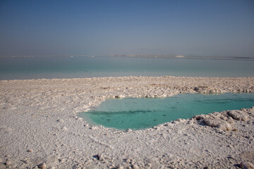 Totes Meer in Israel mit Salzsteg sowie Salzstrand