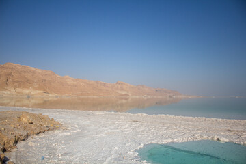 Totes Meer in Israel mit Salzsteg sowie Salzstrand
