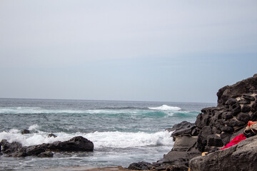 Raues meer mit Steinen und wellen 