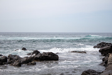 Raues meer mit Steinen und wellen 