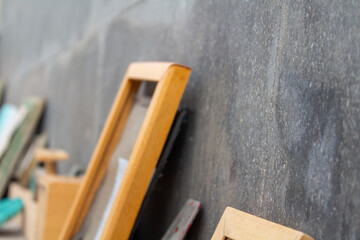 Holzrahmen mit Buchstaben oder Schrift Kreide an einer Wand