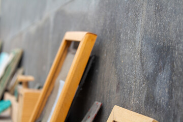 Holzrahmen mit Buchstaben oder Schrift Kreide an einer Wand