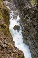 Klamm zwischen Felsen mit strömenden Wasser
