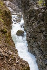 Obraz premium Klamm zwischen Felsen mit strömenden Wasser