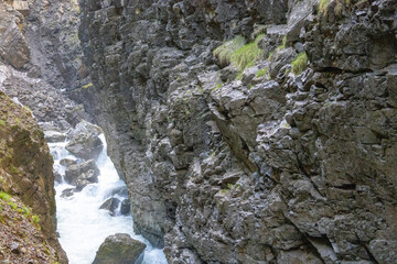 Klamm zwischen Felsen mit strömenden Wasser