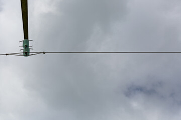 Obraz premium Stromleitung mit Isolator von unten