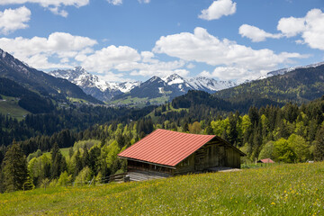 Fototapeta na wymiar Holzhütte mit wunderschönem Alpenpanorama