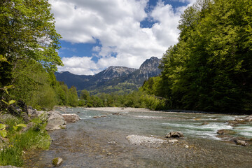Naklejka na ściany i meble Wunderschöner Gebirgsfluss in den Alpen mit Panorama und kleinen Wasserfällen
