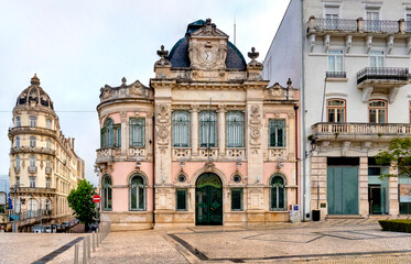 Fototapeta na wymiar Largo da Potagem em Coimbra com o histórico edifício da agência do Banco de Portugal em Coimbra.