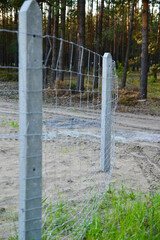 stalowo betonowe ogrodzenie i wjazd na teren