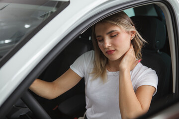 Obraz na płótnie Canvas Female driver having neck pain after long driving
