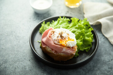 Homemade Benedict eggs with ham