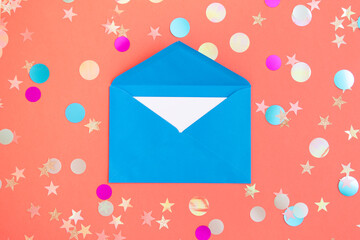 Envelope with party invitation and confetti - obrazy, fototapety, plakaty